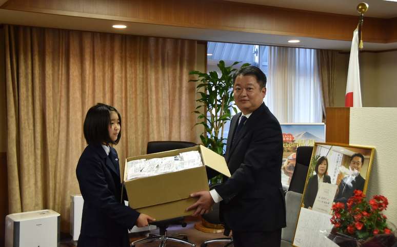 Governador de Yamanashi recebe doa&ccedil;&atilde;o de m&aacute;scaras da estudante Hime Takimoto