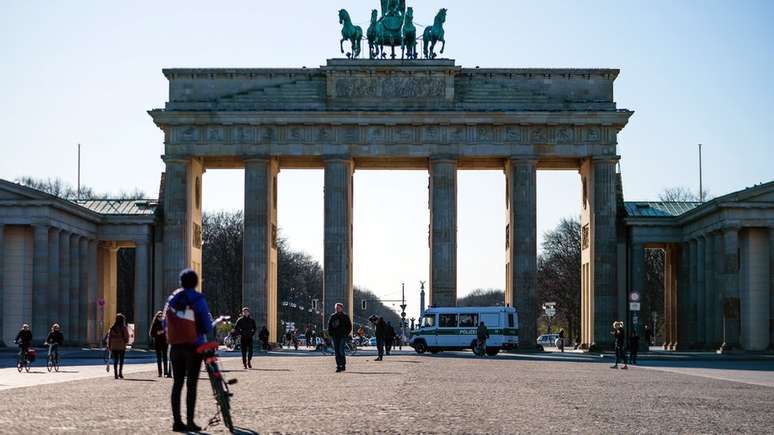 Governo da Alemanha proibiu que mais de duas pessoas se juntem nas ruas, exceto se forem familiares ou colegas de trabalho