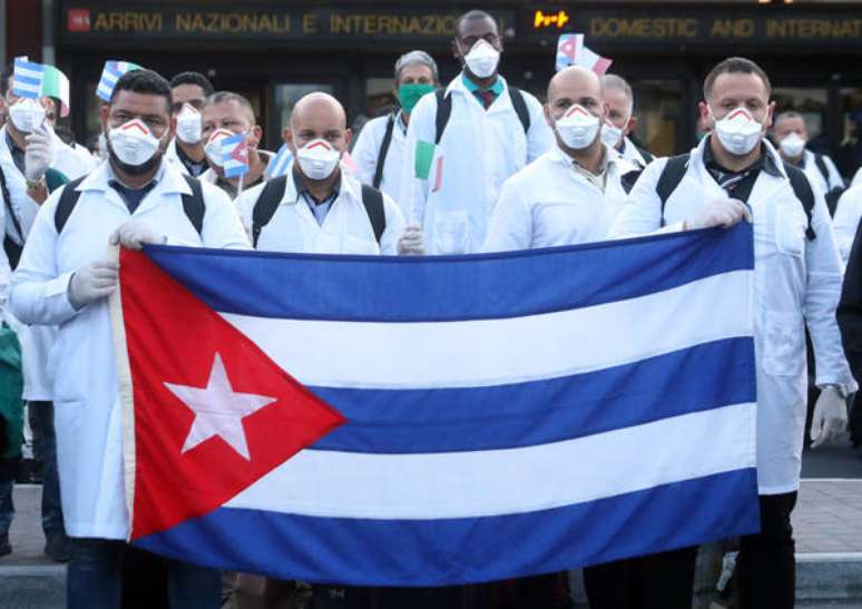 Médicos cubanos chegam à Itália para combater coronavírus