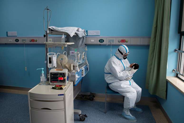 Enfermeira com traje de proteção cuida de bebê com Covid-19 em Wuhan, na China
20/03/2020 China Daily via REUTERS 