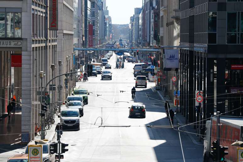 Disseminação do coronavírus esvazia tradicional rua comercial de Berlim, na Alemanha
23/03/2020
REUTERS/Fabrizio Bensch