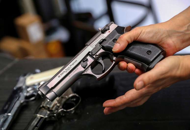 Comerciante mostra pistola de gás em loja em Budapeste
20/03/2020 REUTERS/Bernadett Szabo 