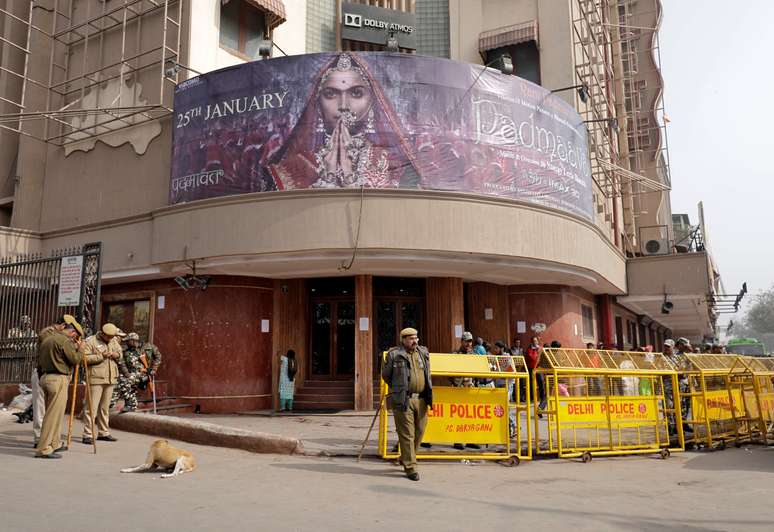 Agentes de segurança em frente a cinema de Nova Délhi
25/01/2018
REUTERS/Saumya Khandelwal