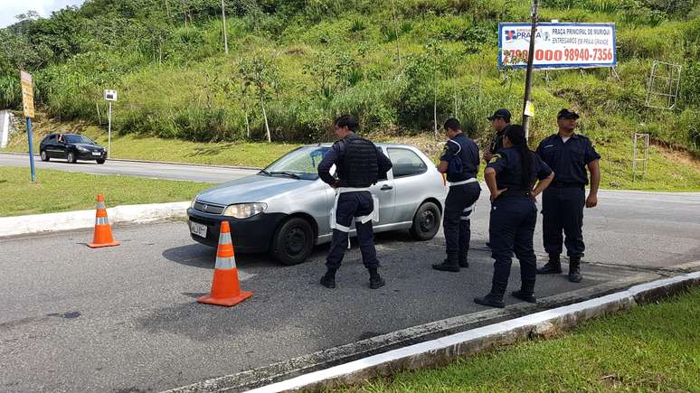 Na paradisíaca cidade de Mangaratiba (RJ), banhistas são barrados na estrada