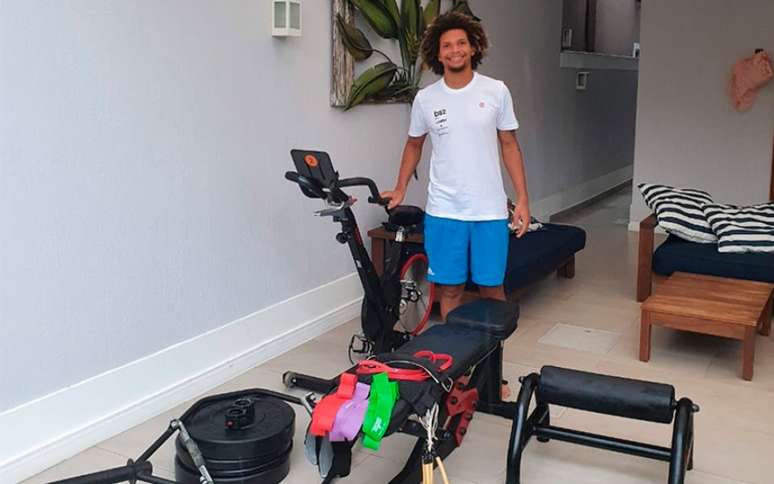 Para manter a forma física: Willian Arão com o kit entregue pelo Flamengo em sua casa (Foto: Reprodução/Twitter)