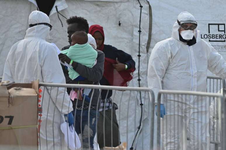 Desembarque de migrantes em Messina, na Sicília, sul da Itália, em 27 de fevereiro