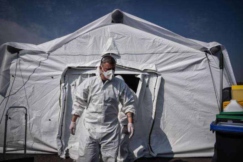 Com UTIs saturadas, Itália está preparando hospitais de campanha para pacientes de Covid-19, como este em Cremona