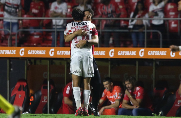 Igor Gomes comemora seu primeiro gol em Libertadores com Fernando Diniz (Foto: Divulgação/São Paulo)