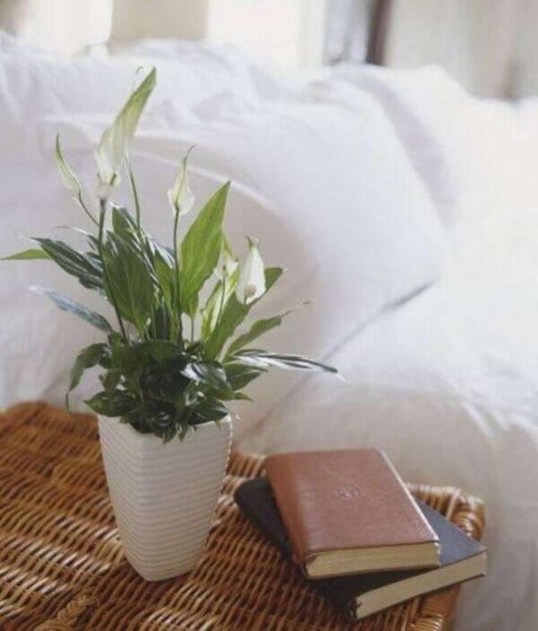 36- No criado mudo de fibras naturais, o vaso branco com Lírio da Paz decora o quarto de casal. Fonte: Decaza Design de Interiores