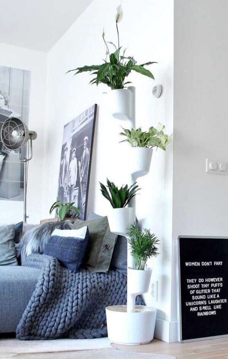 52- O suporte vertical tem L&iacute;rio da Paz plantada no topo. Fonte: Pinterest