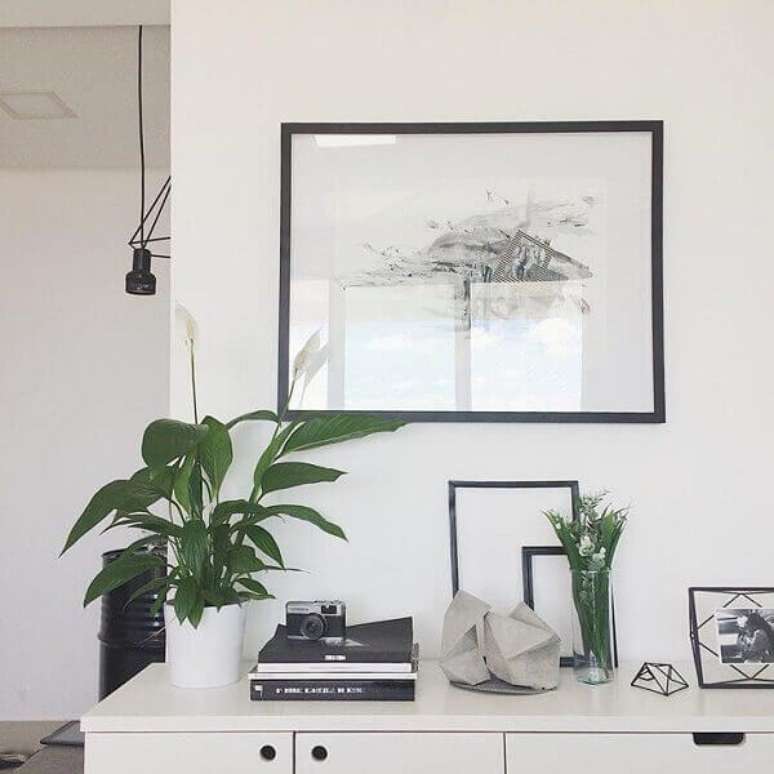 21- Na decoração do Studio, o vaso branco com Lírio da Paz complementa o ambiente. Fonte: Pinterest