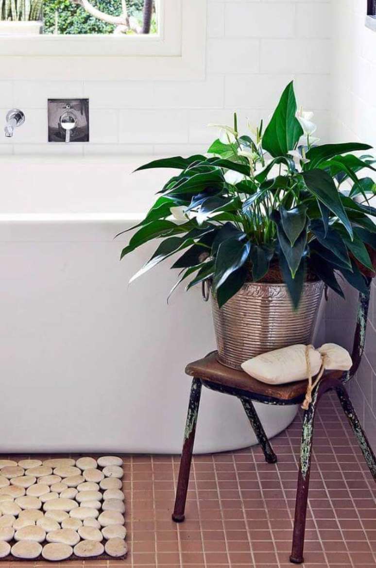 60. Vaso l&iacute;rio da paz para decora&ccedil;&atilde;o de banheiro &ndash; Via: Pinterest