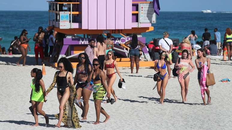 Nos EUA, praias tiveram que ser fechadas depois que vários jovens ignoraram recomendações das autoridades