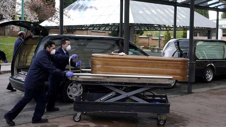 Corpo de pessoa morta pela covid-19 na Espanha; em asilo, idosos foram encontrados abandonados