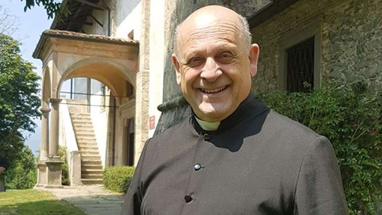 O padre Giuseppe Berardelli, de 72 anos, morreu no hospital de Lovere, em Bergamo.