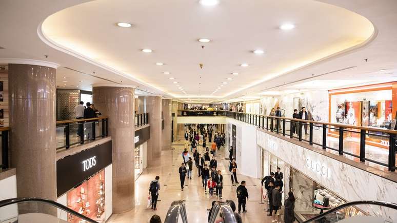 Estados, a exemplo de medidas que foram tomadas em outros pa&iacute;ses do mundo, est&atilde;o determinando o fechamento de servi&ccedil;os n&atilde;o essenciais, como shoppings e restaurantes, por per&iacute;odos de 15 dias que podem ser prorrogados