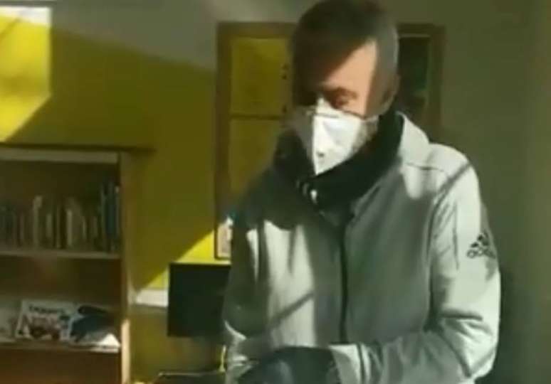 José Mourinho vai às ruas distribuir itens de higiene e comida para idosos