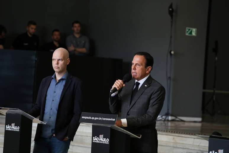 O prefeito Bruno Covas e o governador João Doria, ambos do PSDB, em coletiva de imprensa sobre medidas contra o novo coronavírus