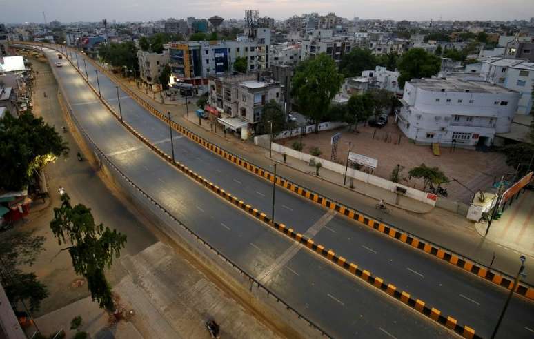 Ruas quase vazias em Ahmedabad após bloqueio para limitar a disseminação do coronavírus, Índia
24/03/2020
REUTERS/Amit Dave