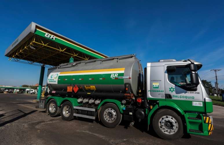 Caminh&atilde;o-tanque em refinaria da Petrobras em Canoas (RS) 
02/05/2019
REUTERS/Diego Vara