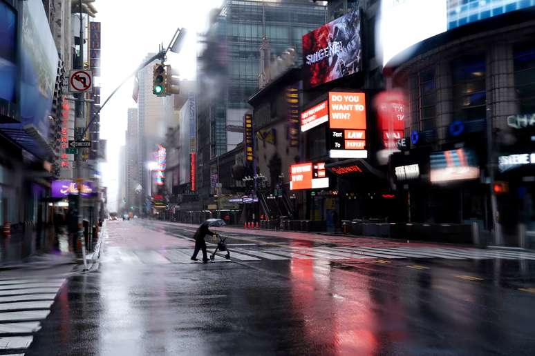 Pessoas atravessa rua na Times Square, em Nova York
23/03/2020
REUTERS/Carlo Allegri