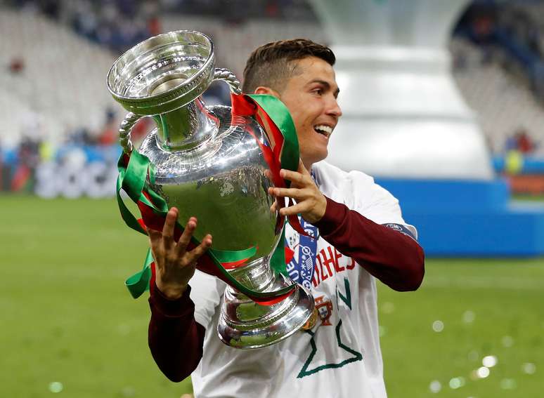 Cristiano Ronaldo com o troféu da Euro 2020 em Paris
10/07/2016 REUTERS/Carl Recine