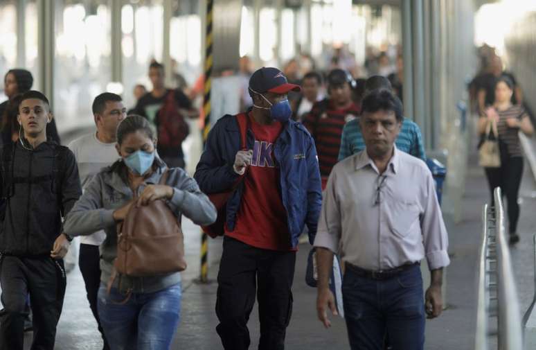 Passageiros caminham na estação Central do Brasil, no Rio de Janeiro
24/03/2020
REUTERS/Ricardo Moraes