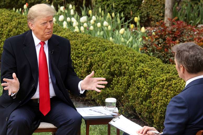 Presidente dos EUA, Donald Trump, durante entrevista à Fox News na Casa Branca, em Washington 
24/03/2020
REUTERS/Jonathan Ernst 