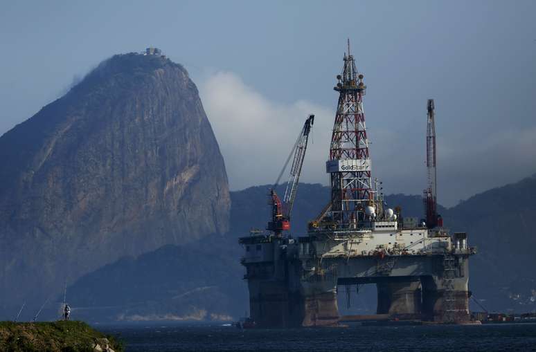 Plataforma de petróleo na Baía de Guanabara, Rio de Janeiro 
20/04/2015
REUTERS/Pilar Olivares
