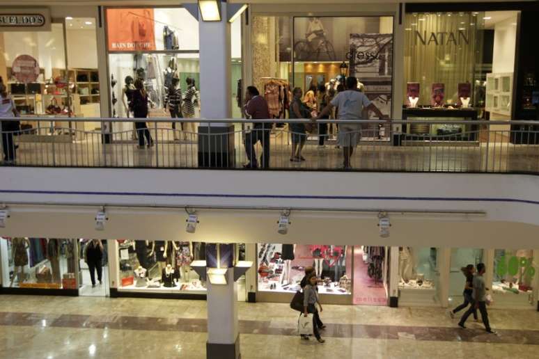 Pessoas circulam por shopping center em Recife (PE) 
05/05/2010
REUTERS/Bruno Domingos