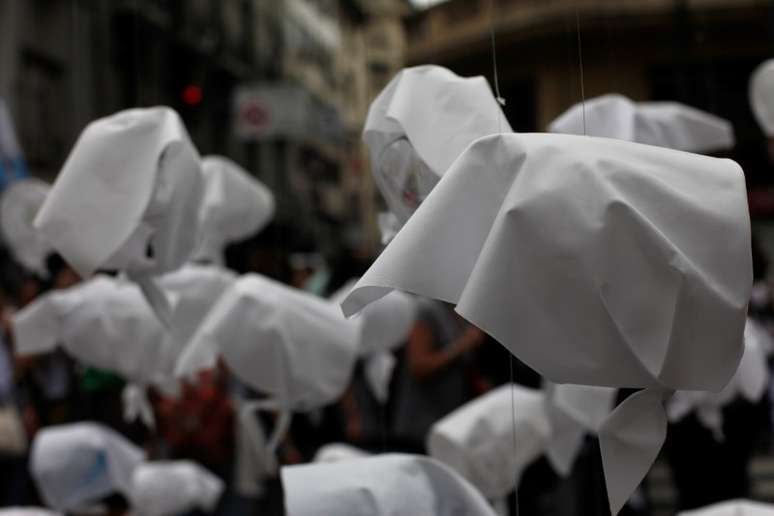 Lenços brancos são vistos em uma manifestação em memória contra o golpe de Estado de 1976, em Buenos Aires
24/03/2018
REUTERS/Martin Acosta