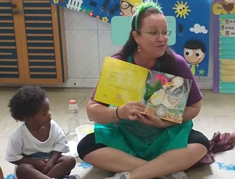 Professora de educação infantil da rede municipal do Rio, Cleide Arantes, produz vídeos curtos com histórias para entreter crianças. 
