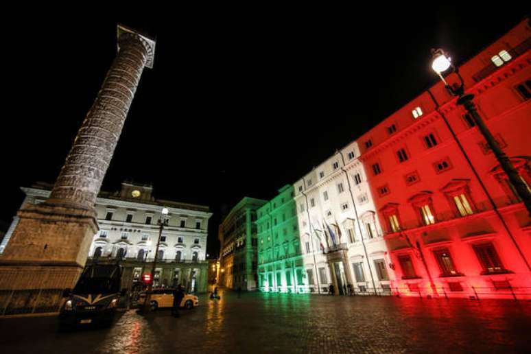 Palácio Chigi, sede do governo, é iluminado com as cores da bandeira da Itália em homenagem a vítimas de coronavírus