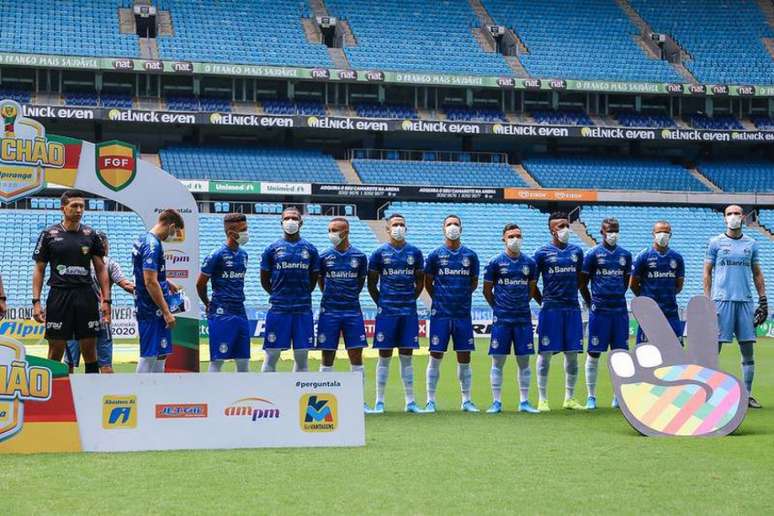 Jogadores do Grêmio usaram máscaras antes da pausa dos campeonatos - LUCAS UEBEL/GREMIO FBPA