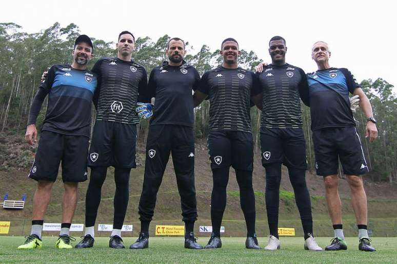 Gatito, Cavalieri, Loureiro e Saulo têm recebido orientações do treinador de goleiros(Foto: Vítor Silva/Botafogo)
