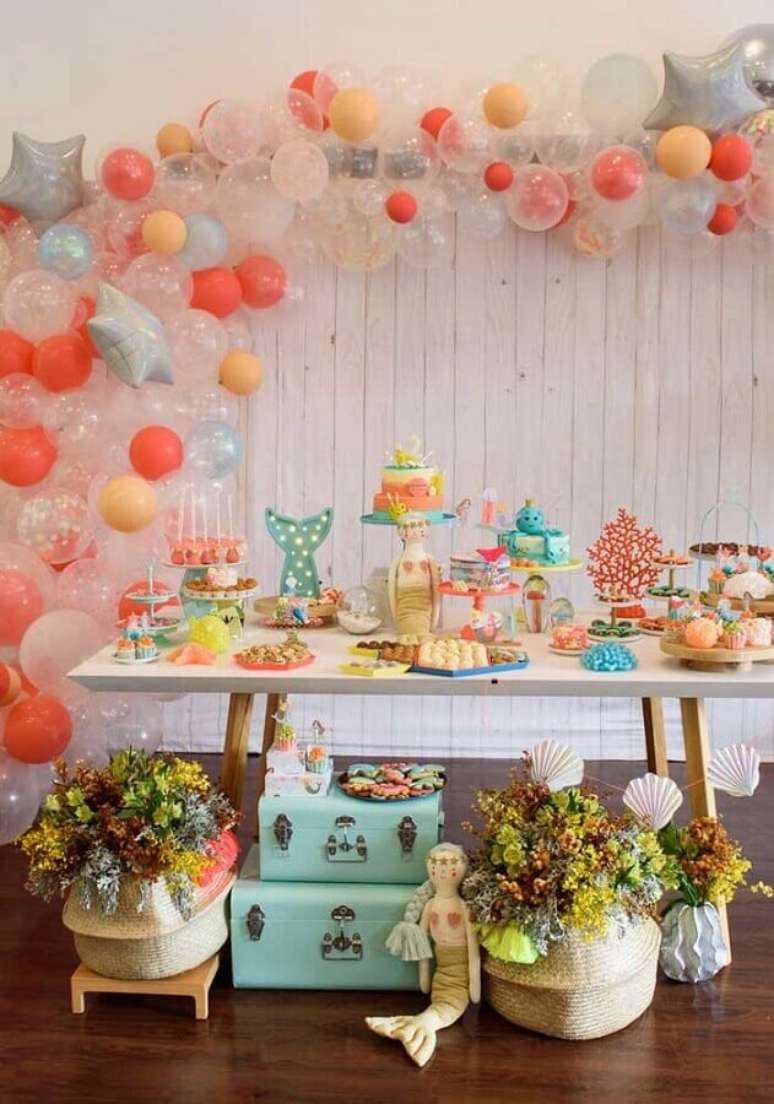 6. Invista em arranjos de balões para decorar a sua festa de sereia – Foto: Pinterest