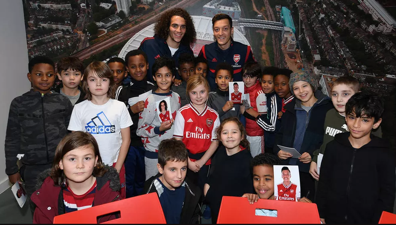 Guedouzi e Ozil, jogadores do Arsenal, no evento de caridade do clube (Foto: Divulgação/Arsenal FC)