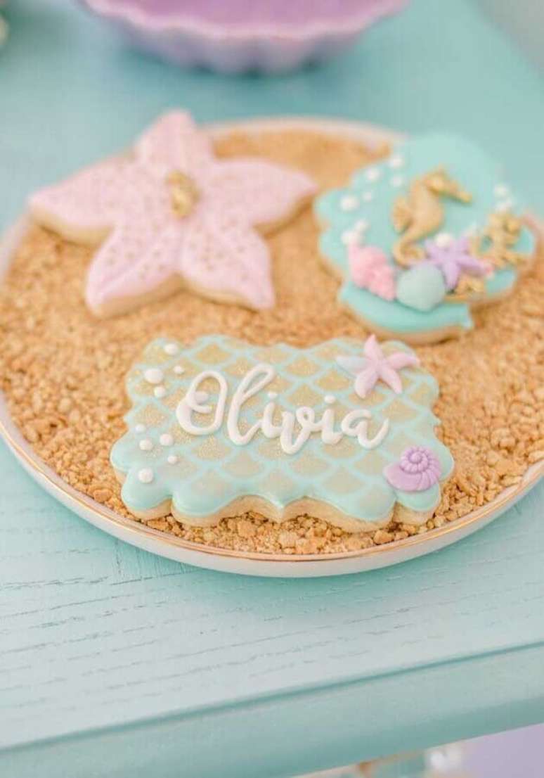 15. Os biscoitos personalizados para festa sereia podem ser servidos em um prato com farofa de bolacha imitando areia – Foto: Ideias Decor