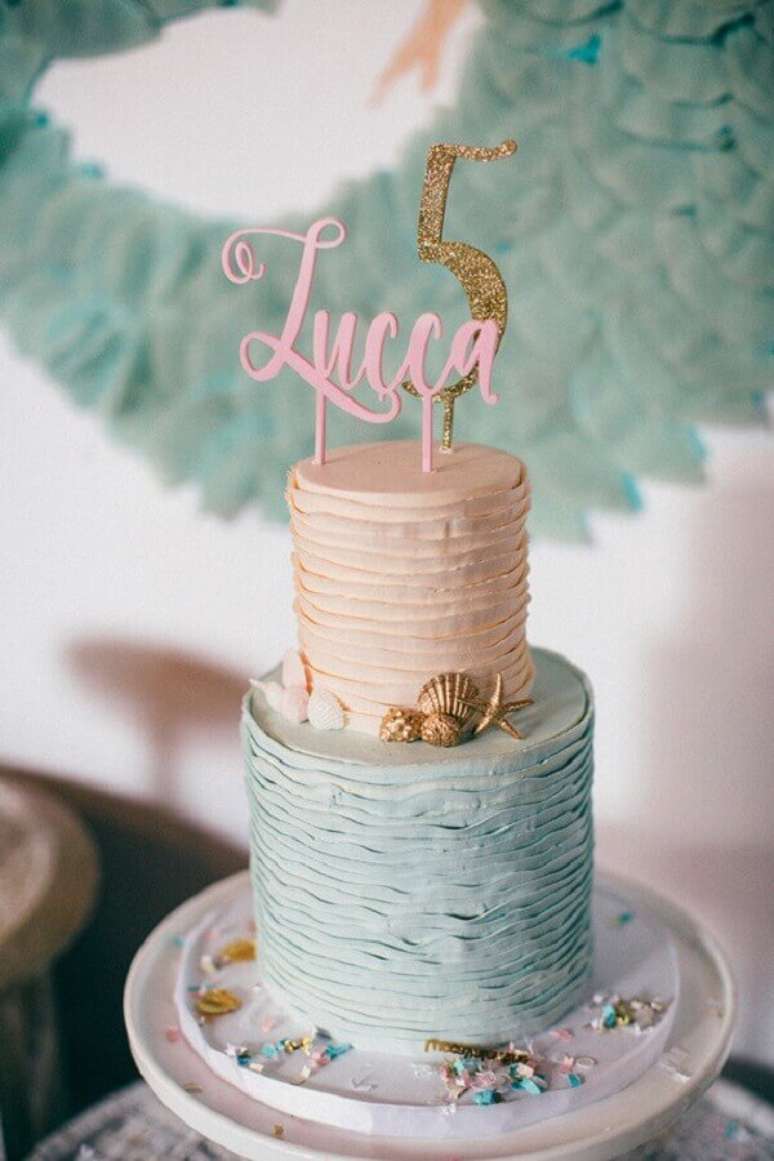16. Lindo bolo 2 andares decorado em azul e rosa para festa de sereia – Foto: Beijos Events