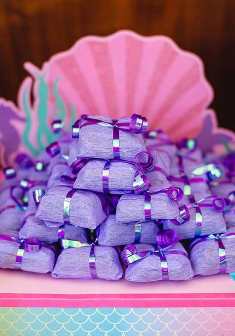 21. Bolo embrulhado com papel lil&aacute;s para festa sereia &ndash; Foto: Ideias Decor