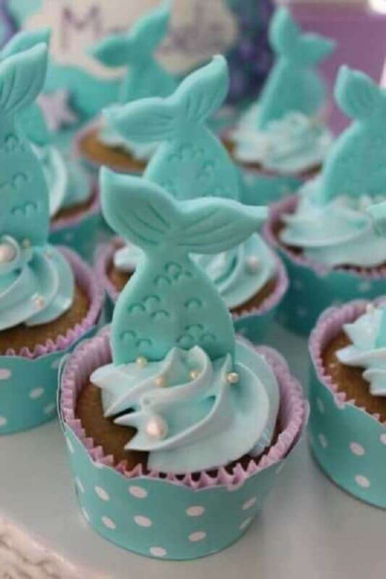 24. Caudas de açúcar para decoração de cupcake de festa sereia – Foto: Cupcake Art