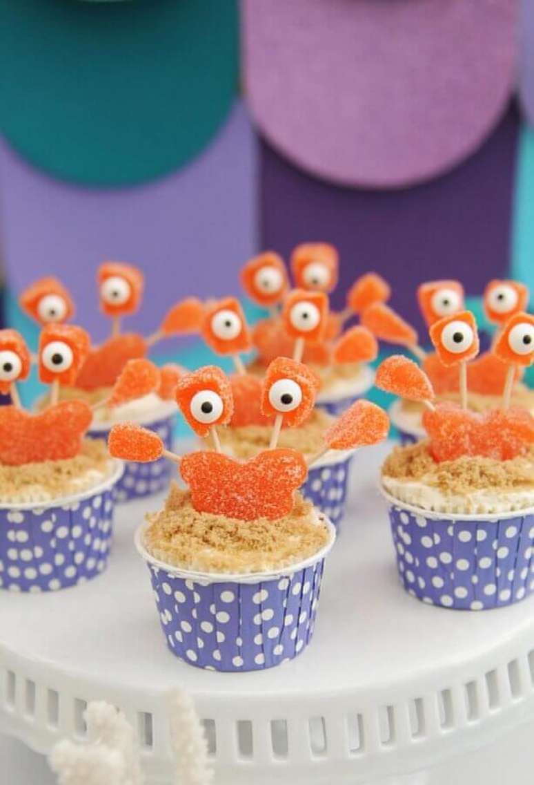 27. Modelo divertido de cupcake com rotinhos de caranguejo para festa de sereia – Foto: Ficar Grávida