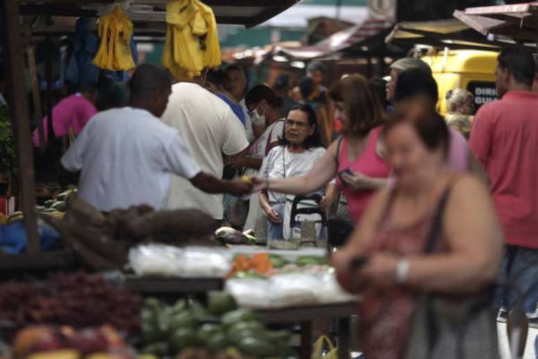 Apesar de restrições, cidadãos fazem compras no Rio de Janeiro