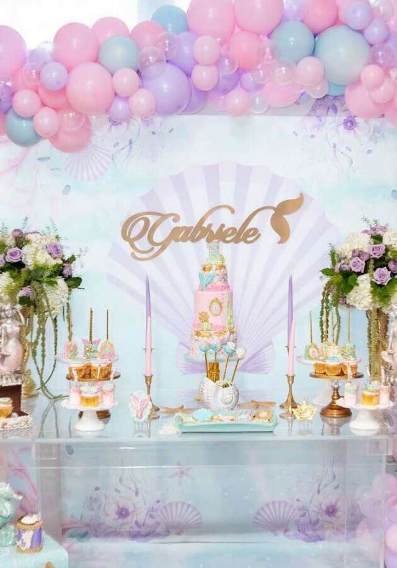 37. Delicada decora&ccedil;&atilde;o de festa seria em tons de rosa e azul &ndash; Foto: Pinterest