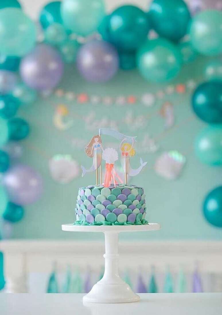 51. Modelo de bolo decorado para festa sereia simples – Foto: Pinterest