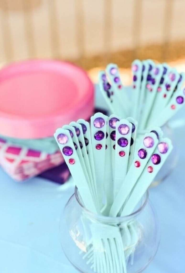 57. Talheres personalizados para festa sereia simples &ndash; Foto: Baby and Breakfast