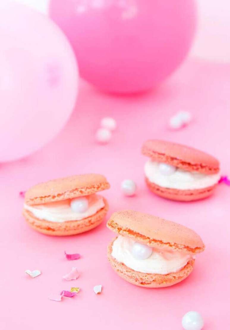 63. Macarons podem ser usados como conchas para pérolas na decoração de festa sereia – Foto: Pinterest