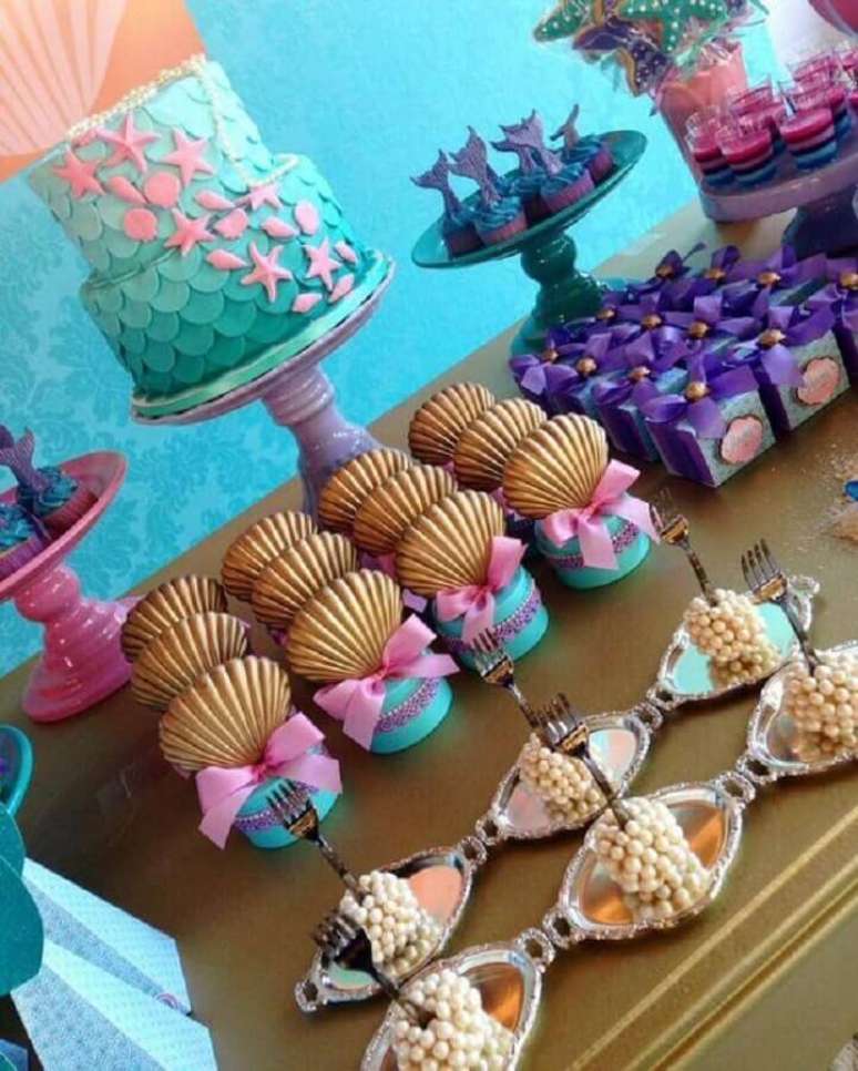 64. Ideia para mesa de doces personalizados para festa sereia – Foto: Entre na Festa