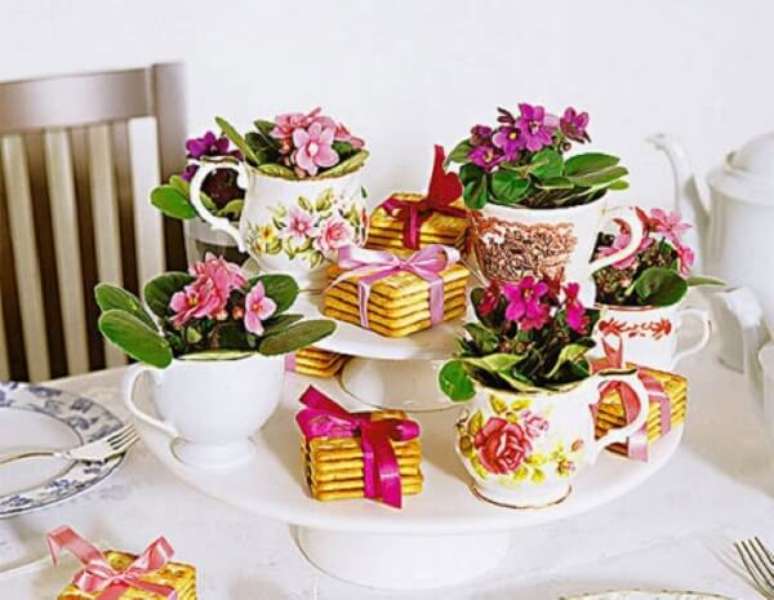 5- Os pequenos vasos de violetas são ideias para decorar o centro das mesas. Fonte: Artesanato e Reciclagem