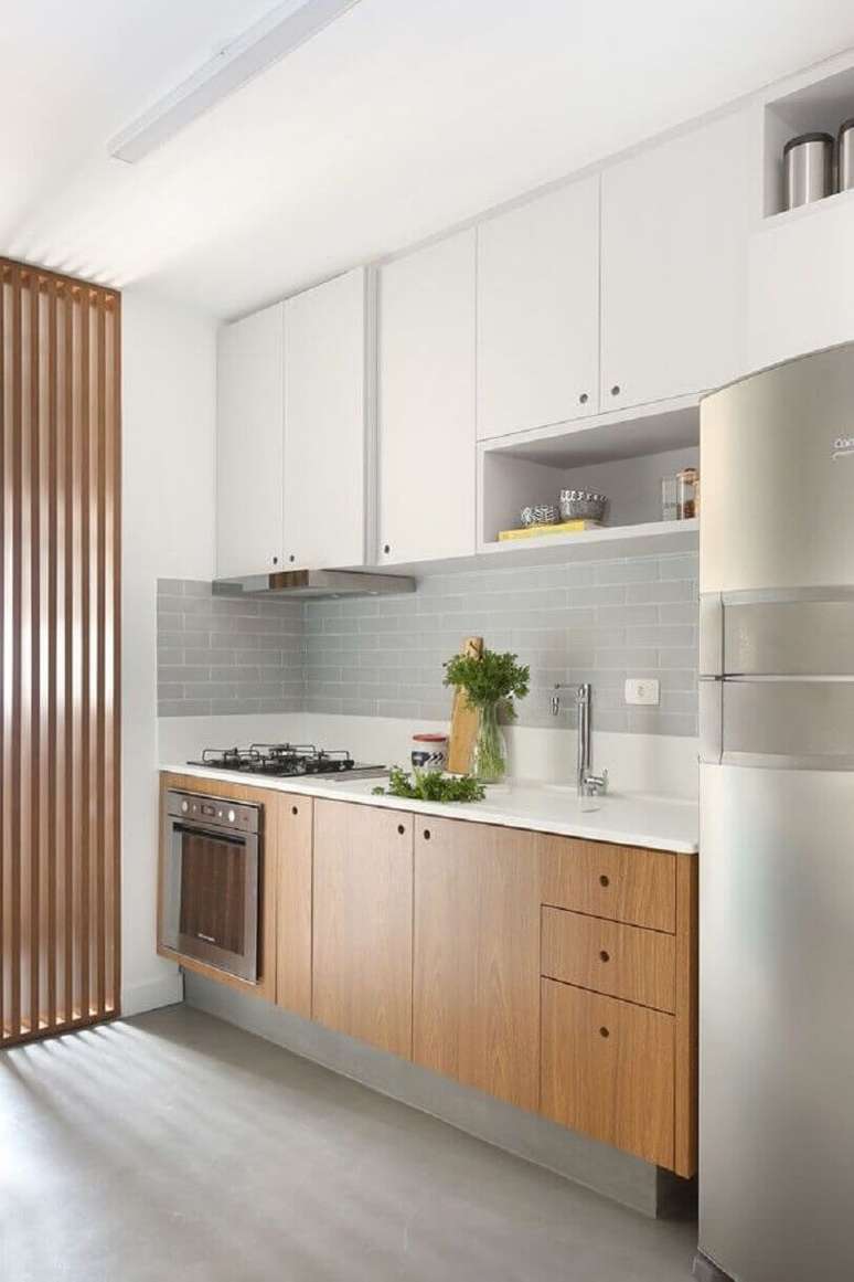 9. Invista em cores claras e armários planejados para a decoração de cozinha pequena – Foto: Pinterest